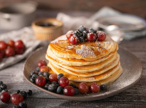 Comment faire des pancakes protéinés à base de pois chiches sans farine de blé pour un brunch sain?